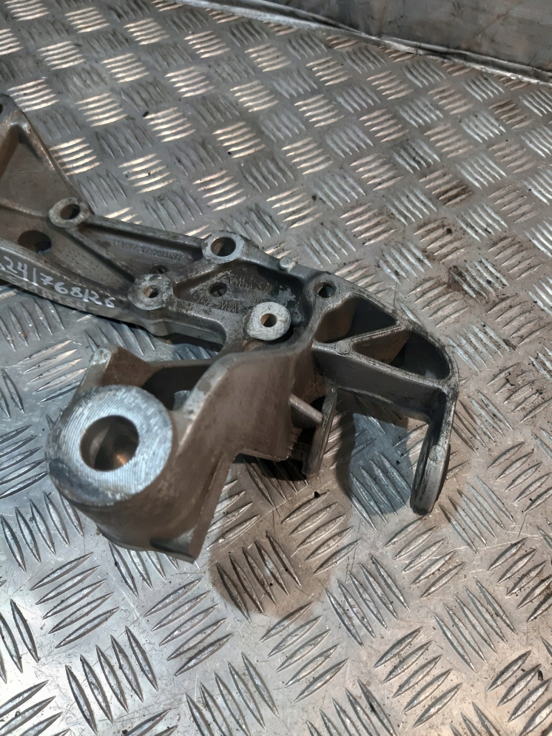 console holder arms right front VW TOURAN and 1.9 TDI 1K0199296F