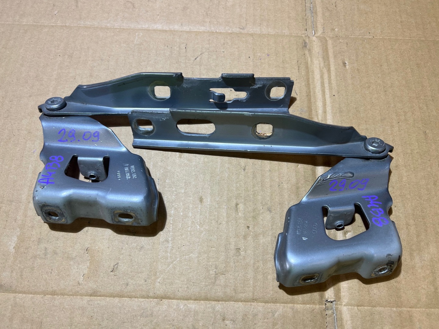 AUDI A4 B8 hinges hinge bonnets KOMPLET 8K0823301D / 8K0823302D