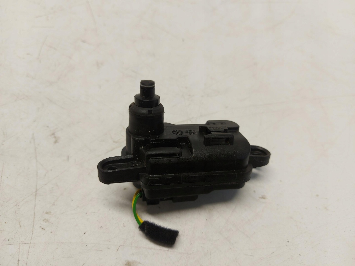 Audi Q4 E-TRON 89A 89E amortizer vratašca rezervoara goriva 8V0862159A