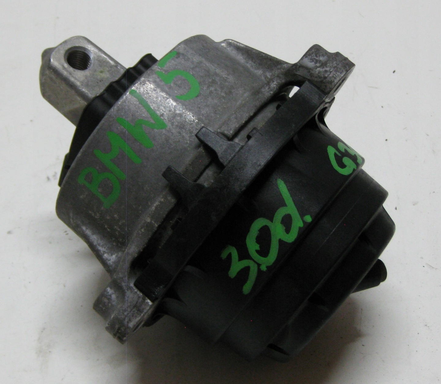 BMW 5 G30 3.0D 19R engine mount left 6860477