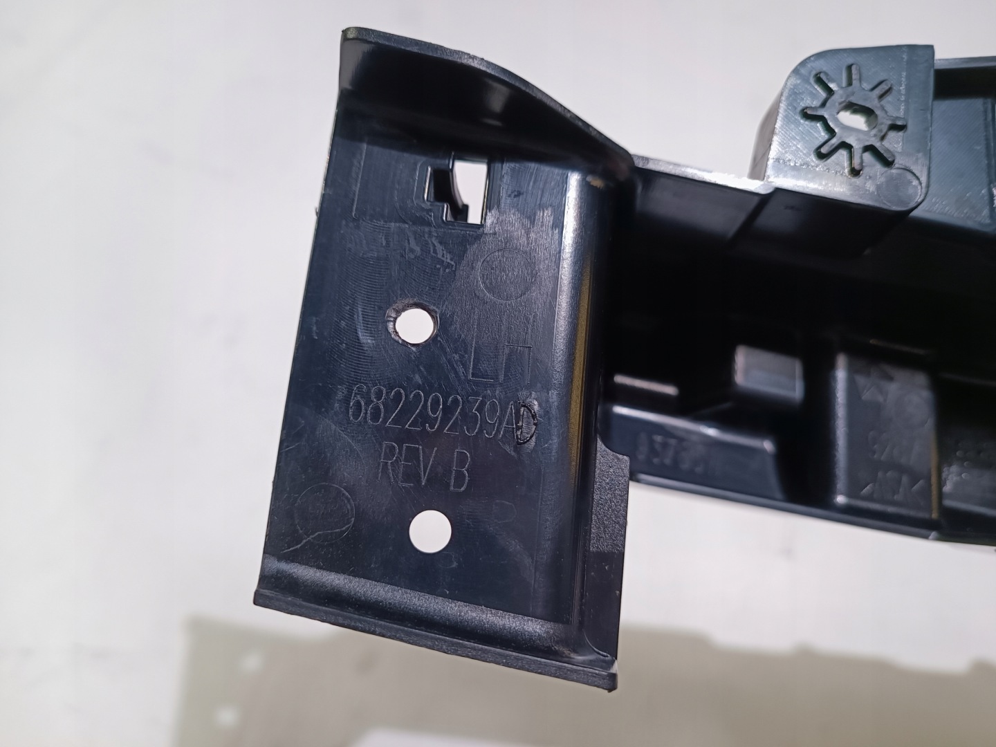 support holder of a bumper rear part rear left Chrysler Pacifica 2017