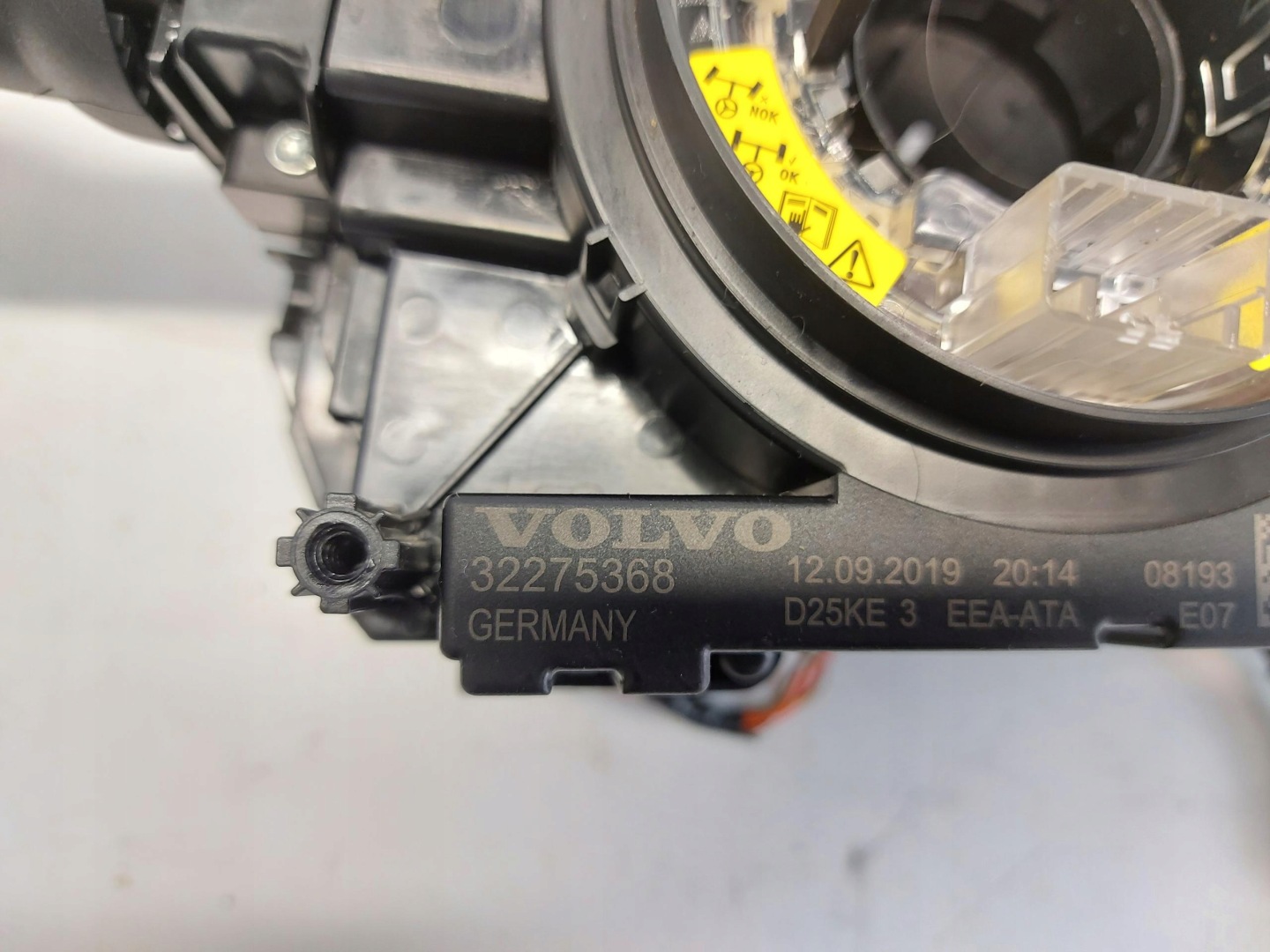 VOLVO XC40 D3 steering wheel levers and controls ring 32275368