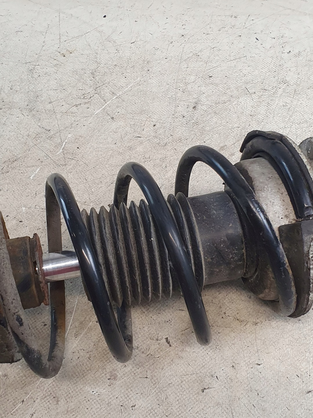 McPherson swing shock absorber left front BMW E91 320d 2.0D 06r.