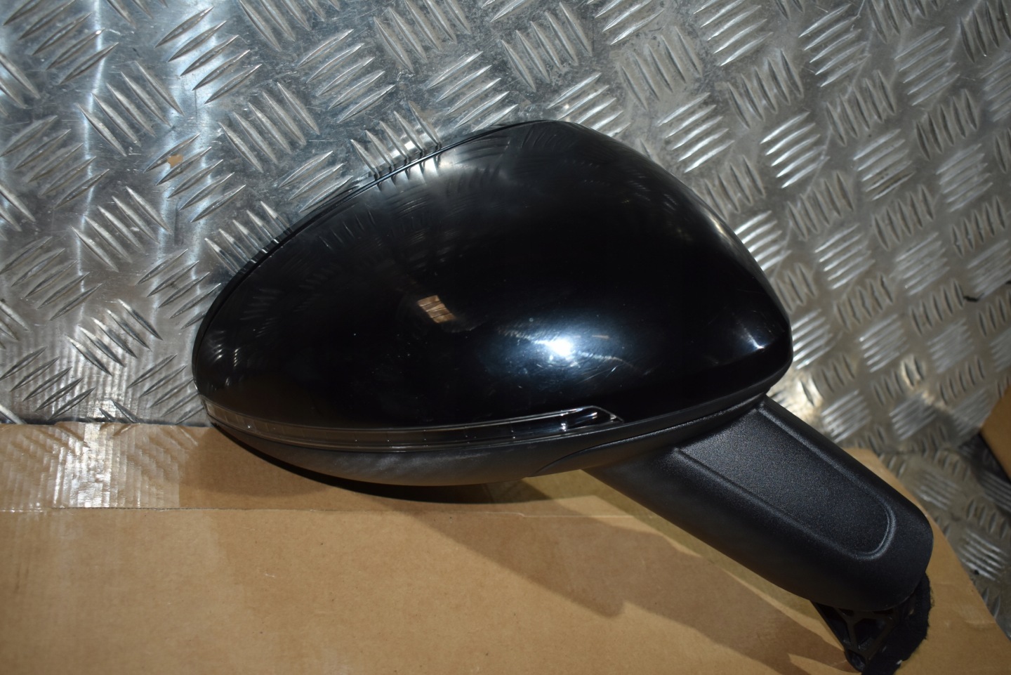 IDEALNE mirror right 11+2 PIN PORSCHE MACAN ASYSTENT colour 041 1