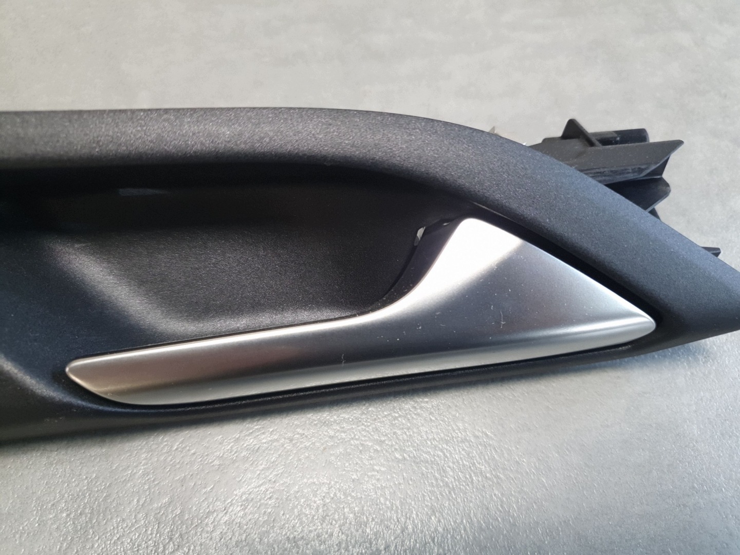 Audi Q6 e-tron poignée interne droit avant 85H837020