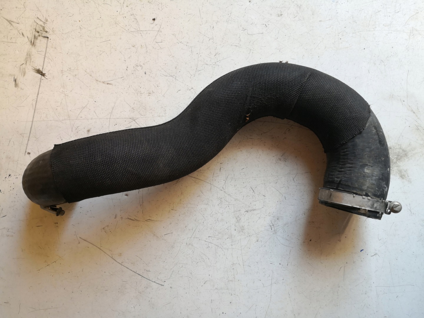 trouba hadice intercoolera A4 B8 LIFT A5 8K0145738AF