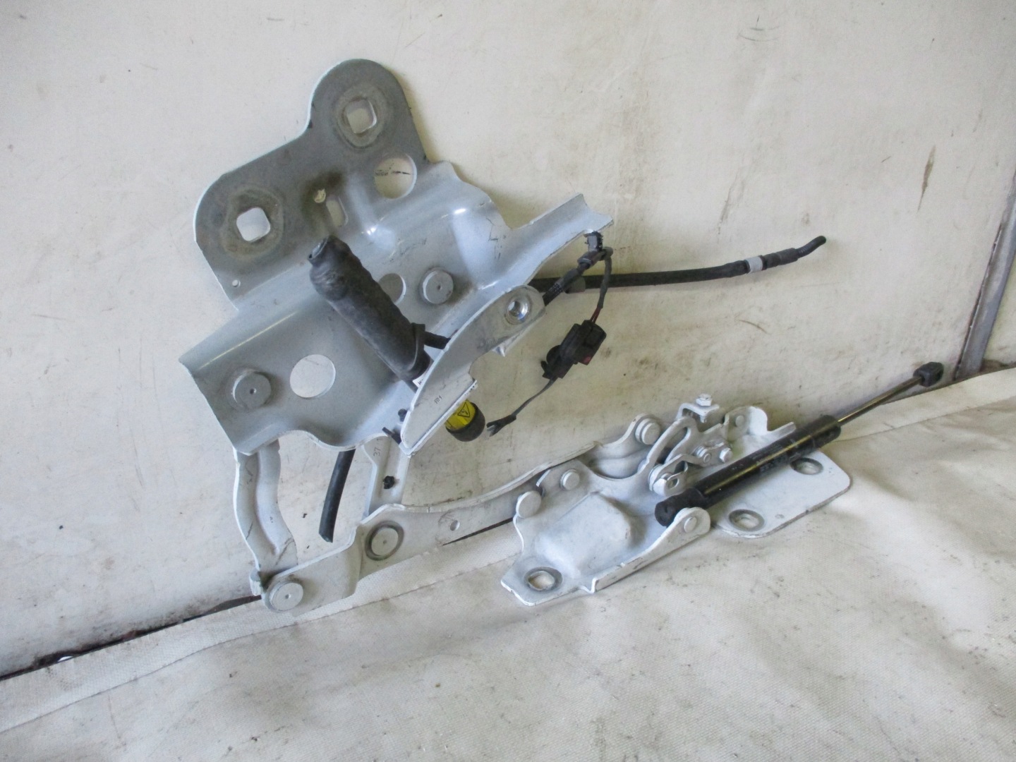 hinge bonnets Jaguar E- Pace X540 left right J9C3-16800 J9C3-16801