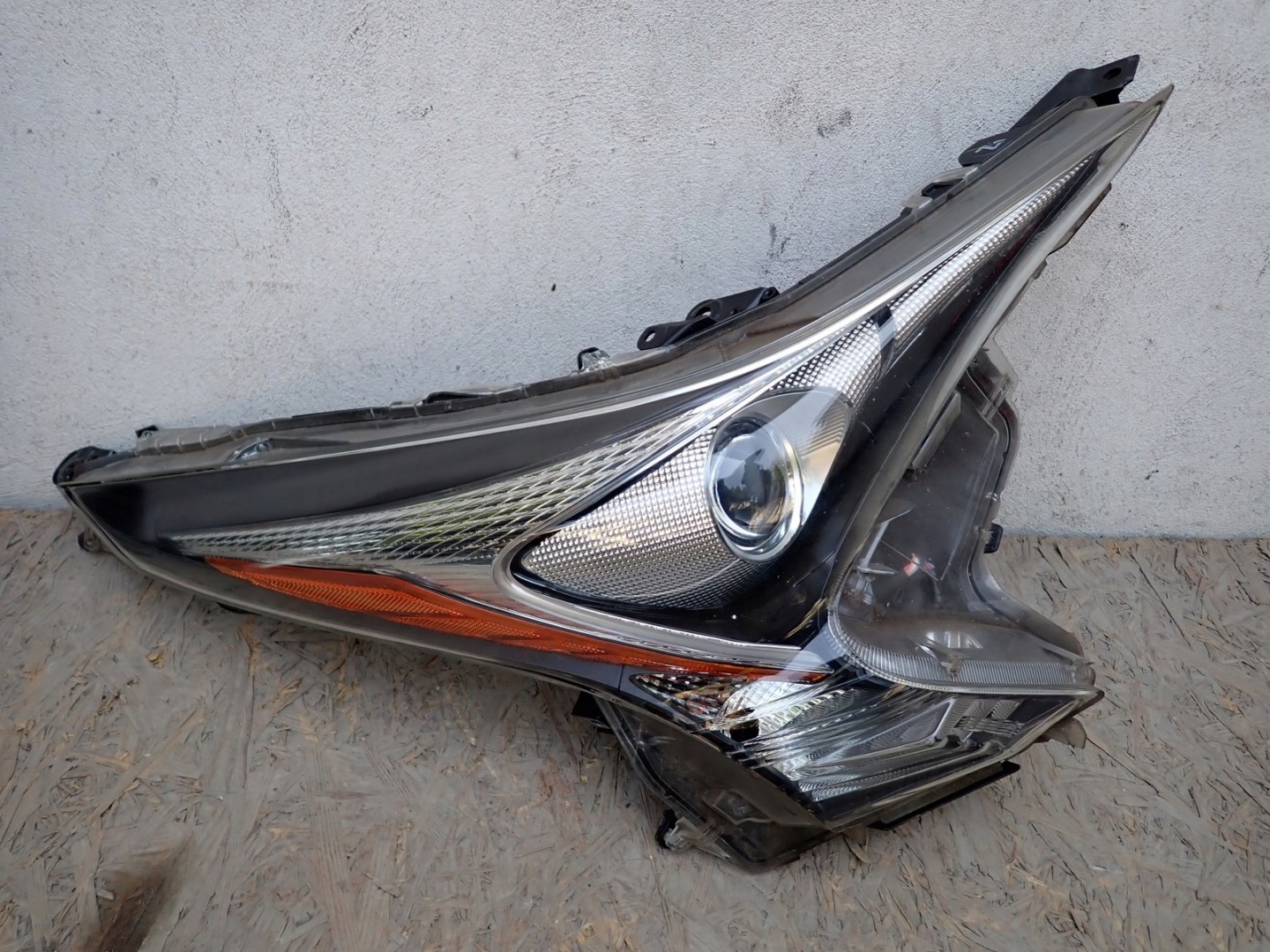 light right REFLEKTOR right TOYOTA PRIUS 4 IV W5 2015-2018R 8114547700