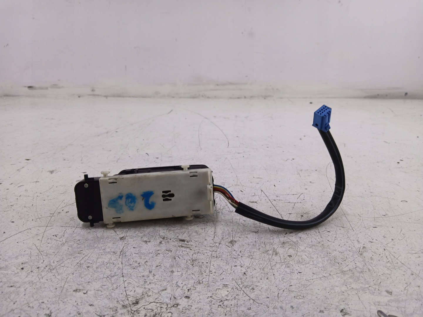 MERCEDES W203 PANEL okna levý předek A2038210479