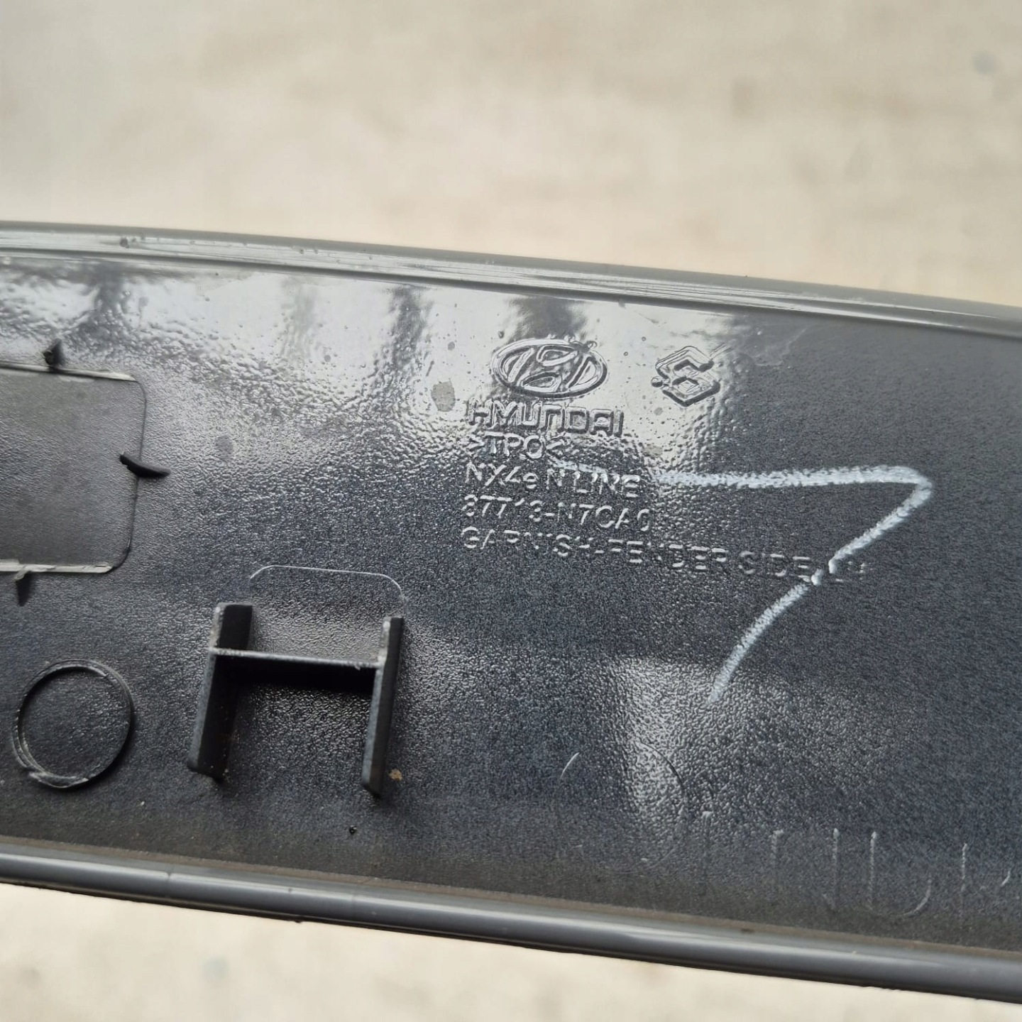 HYUNDAI TUCSON IV 4 20-> moulding cap left front