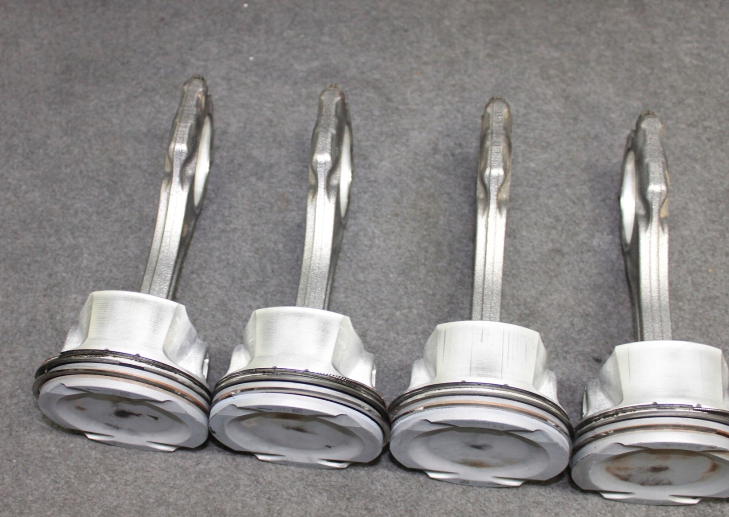 BMW X5M E70 X6M E71 5.0i S63B44A piston connecting rod 7598207