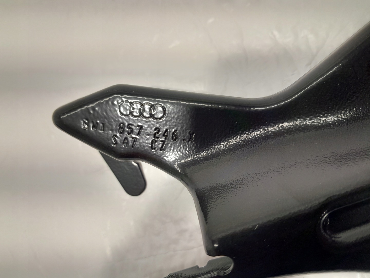 AUDI A4 A5 F5 8W Console Roues de la roue de secours 8W1857246