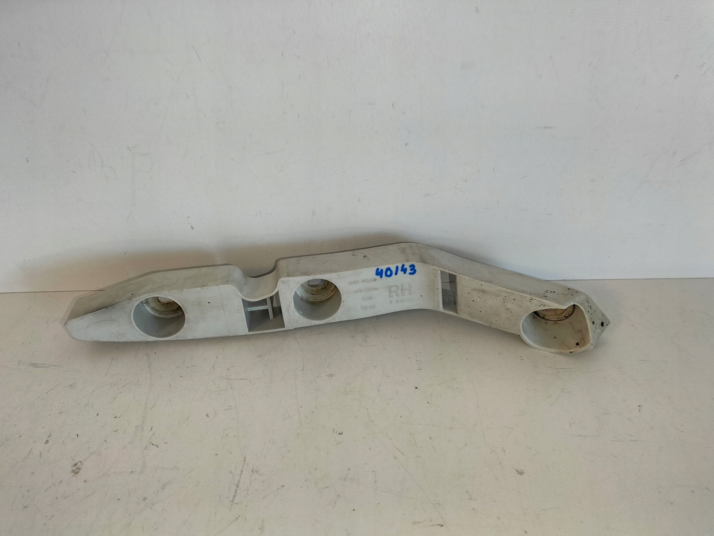 Support Support plaque Pare choc Avant Droite FORD FOCUS MK2 04-08