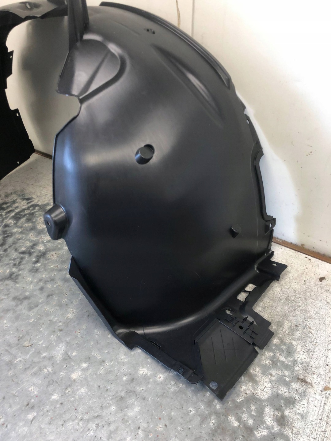 mudguard right front AUDI Q2 81M 81M821172