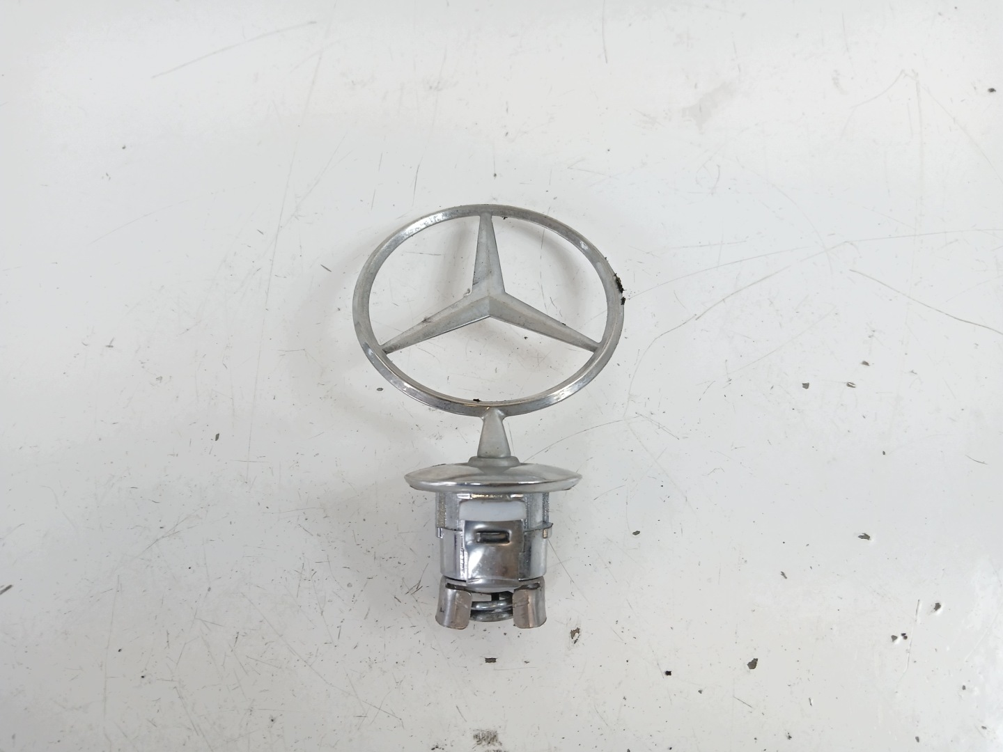 MERCEDES W203 logo EMBLEMAT CELOWNIK front