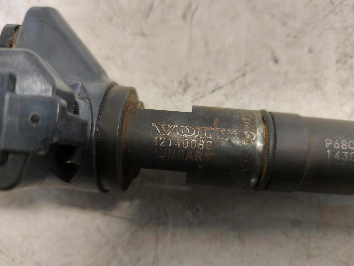 VOLVO XC90 II B5 2.0 TD injector 32140080
