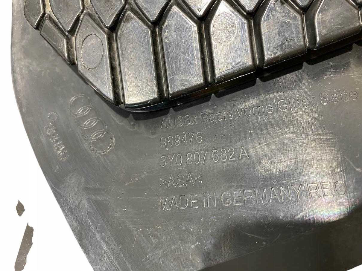 grid ZADERZAKA right front AUDI A3 8Y 8Y0807682A