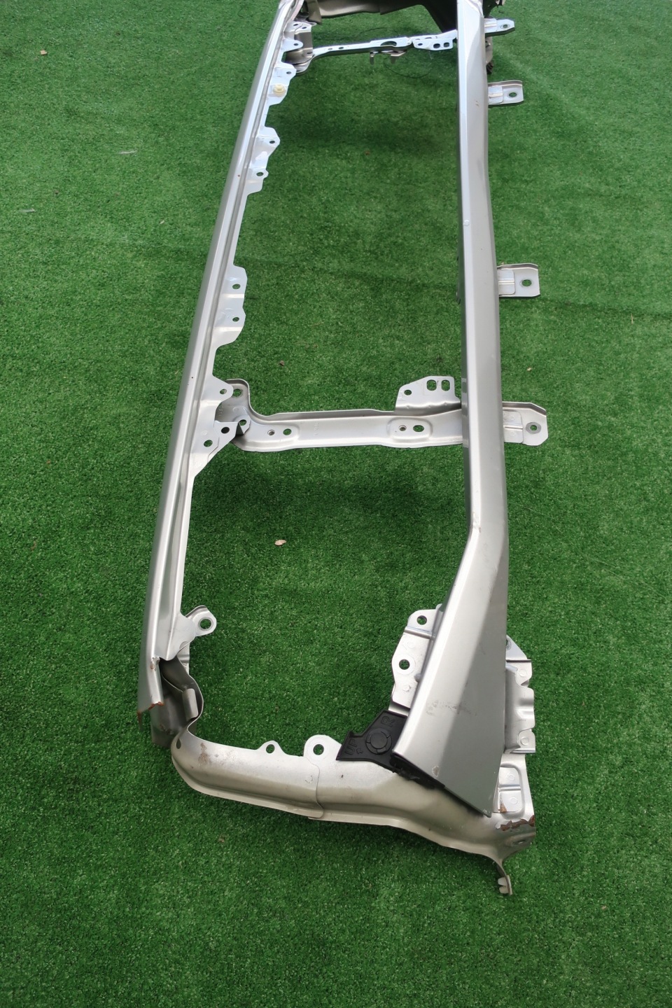 support panel for radiators OKULAR SUZUKI JIMNY original 2023r damaged POGIETY