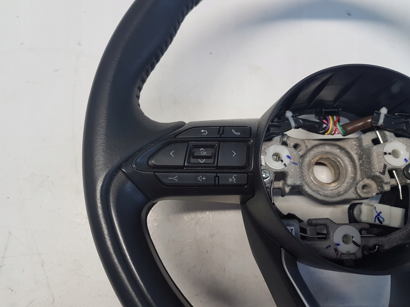 TOYOTA YARIS IV P21 lenkrad multimedialna