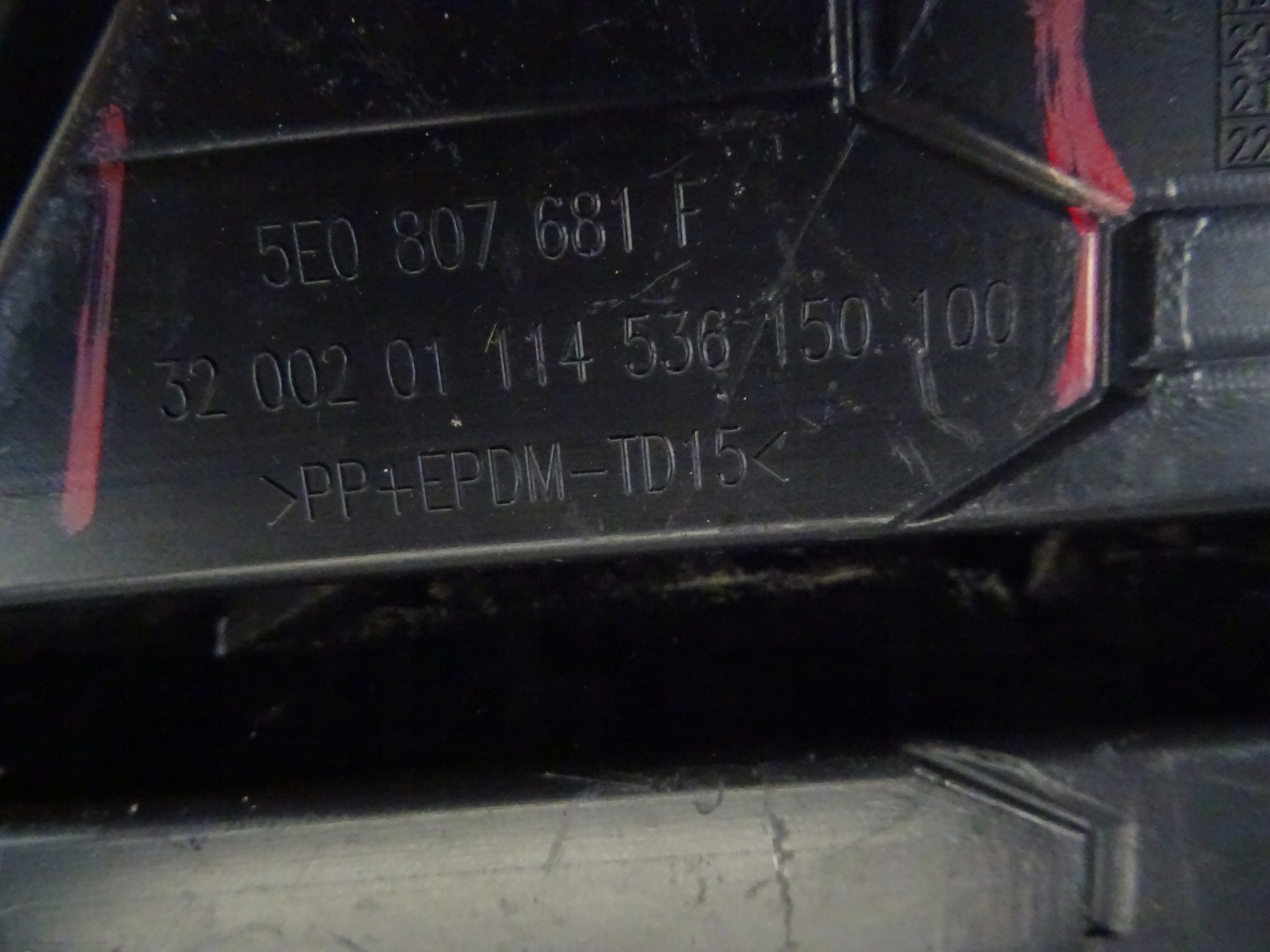grid of a bumper front front left SKODA OCTAVIA III LIFT 5E0807681F
