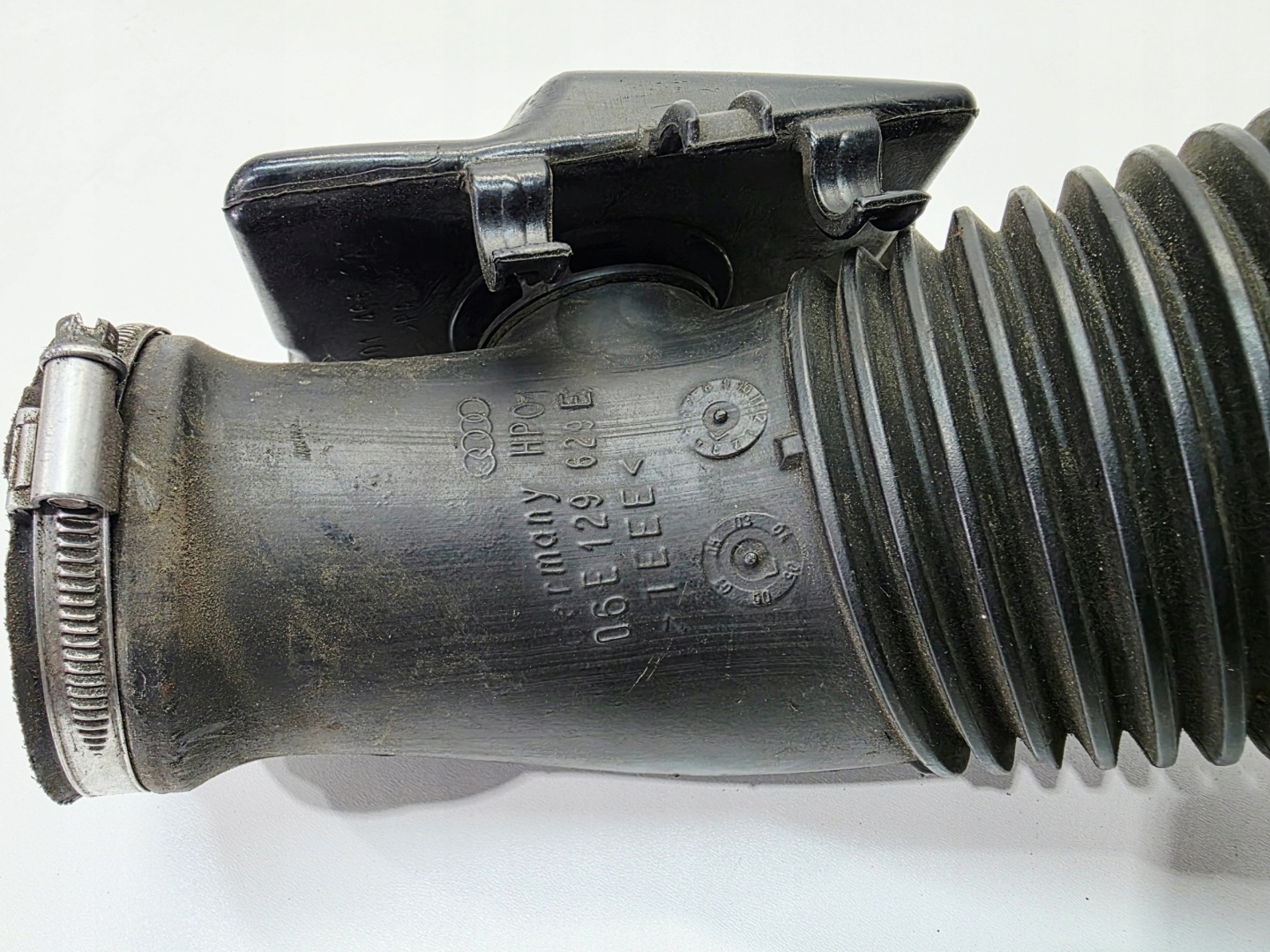 hose pipe air hose AUDI A6 C6 2.4 3.2 06E129629E