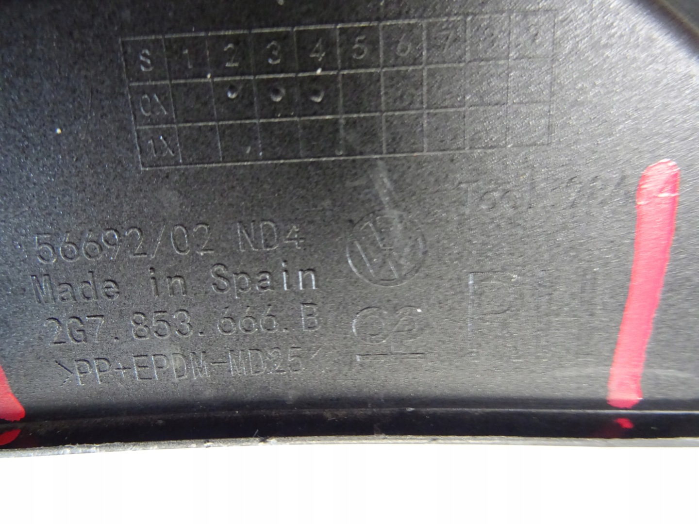 grid of a bumper front front right VW TAIGO R-LINE 2G7853666B