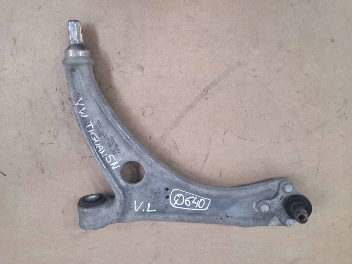 Volkswagen Tiguan 5N Audi Q3 arm front left (Q640)