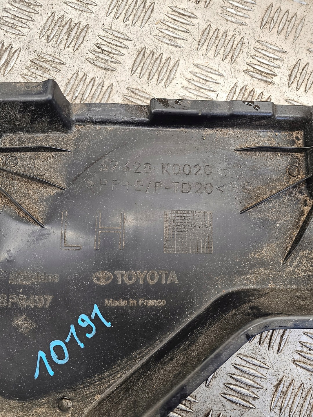 cover central chassis left side Toyota Yaris XP210 57628K0020