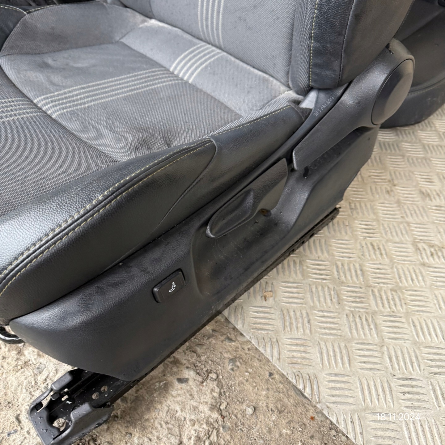 Sitze Halbleder KOMPLET TOYOTA YARIS CROSS