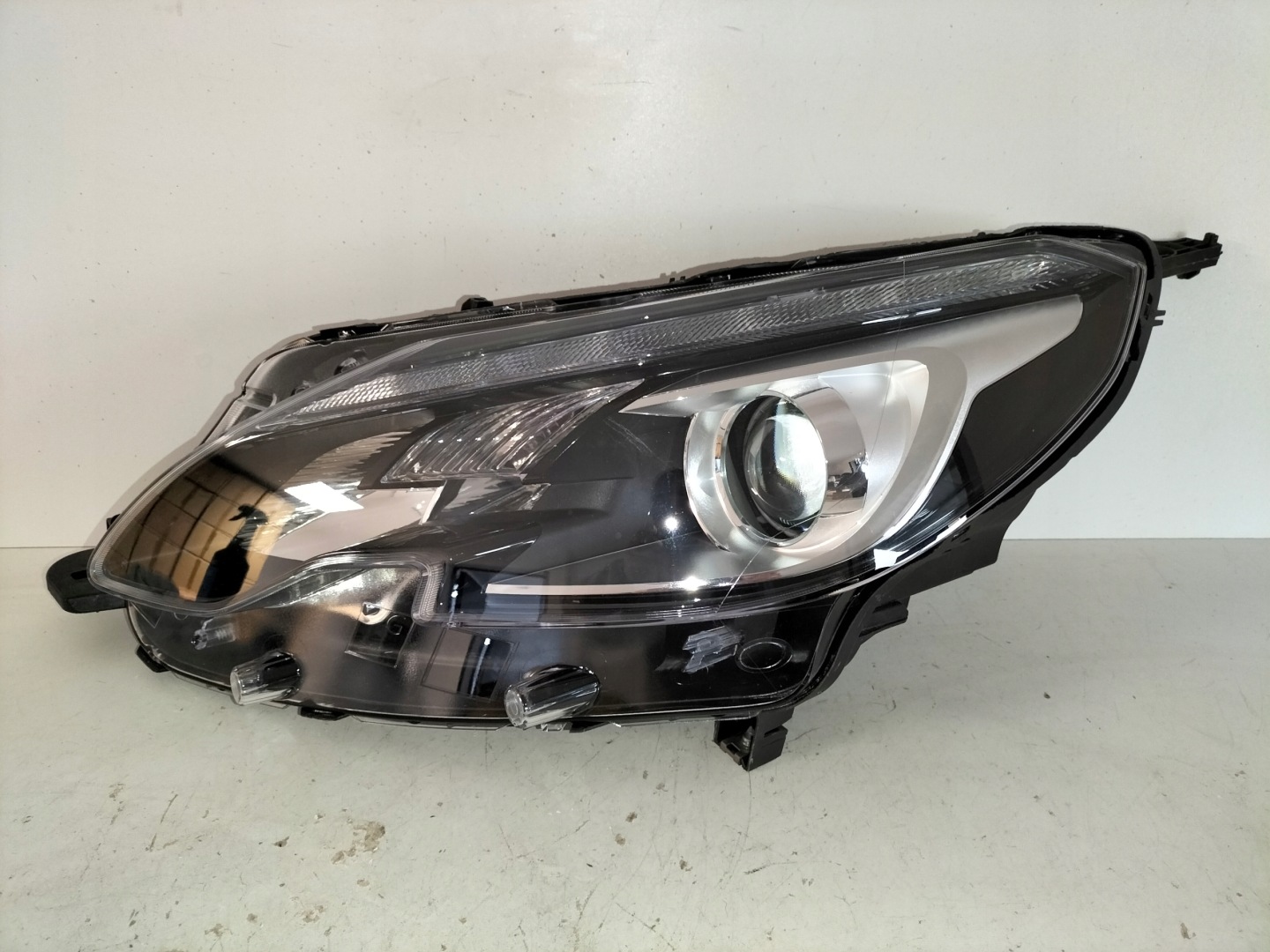 light front reflektor left PEUGEOT 2008 and LIFT 16-19