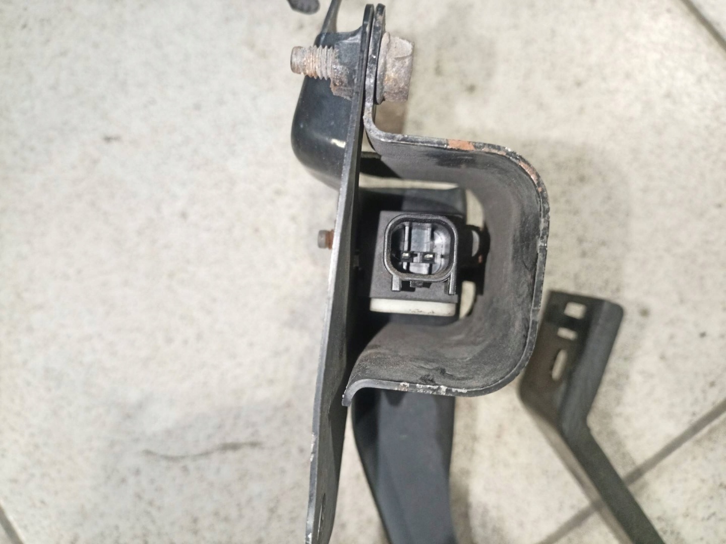 bracket of a lock bonnets Mazda CX-9 facelift 2010
