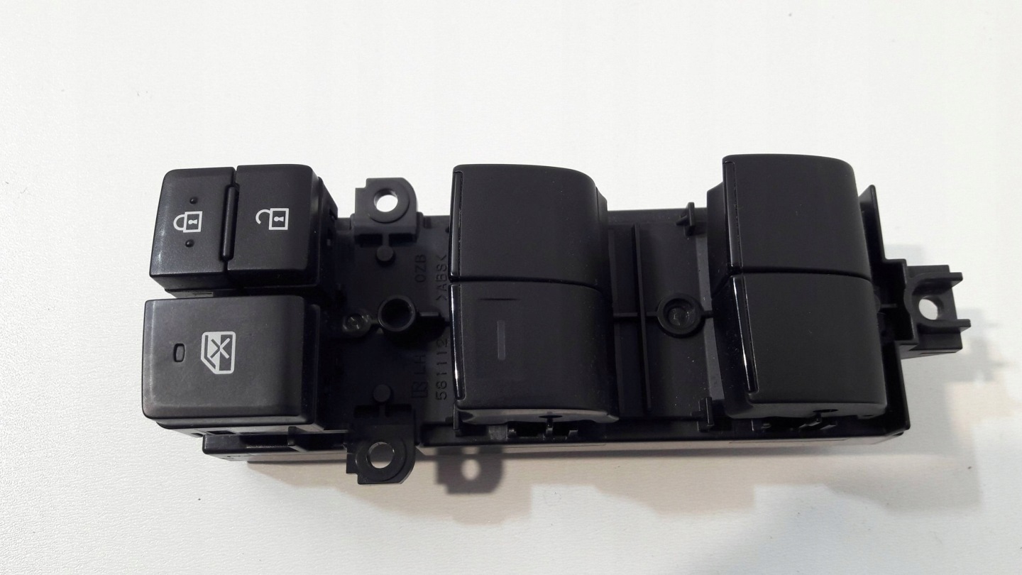 Toyota Yaris Cross control panel window control switch 840400D020 (PS12)