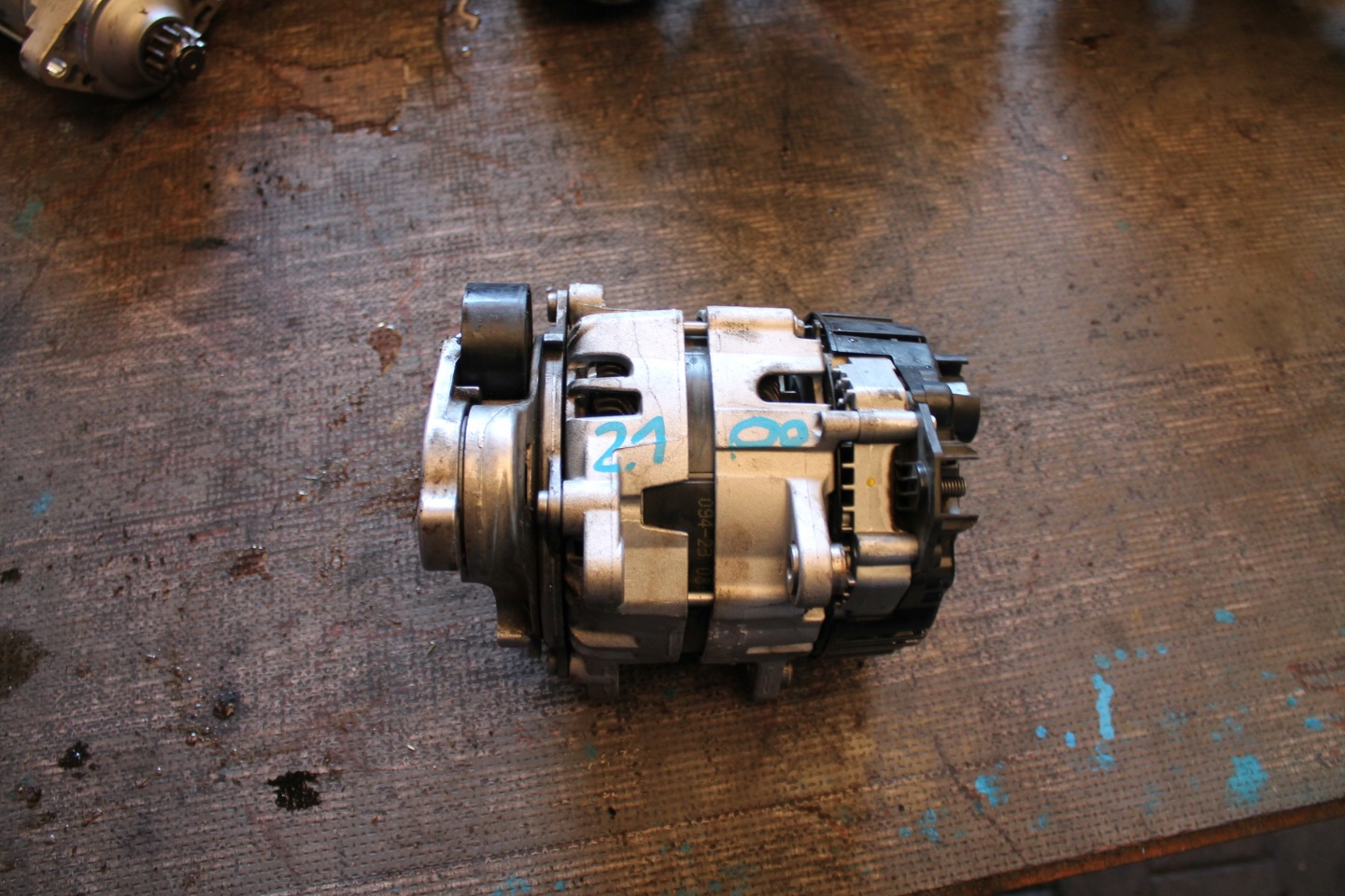 2100. ALTERNATOR AUDI 04L903018A