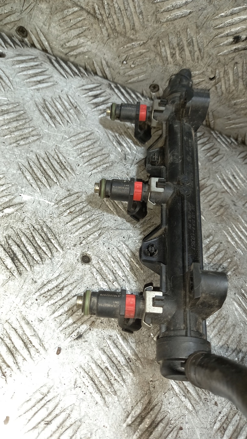 Rampe injection VOLKSWAGEN POLO 4 03E133320A
