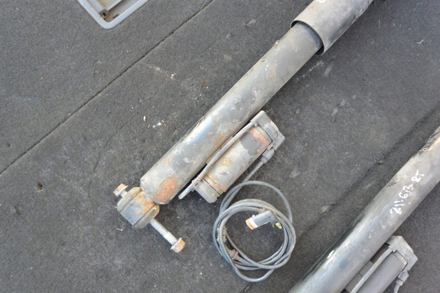 MERCEDES E55 E63 CLS55 CLS63 W211 W219 AMG shock absorber left right ABS rear part