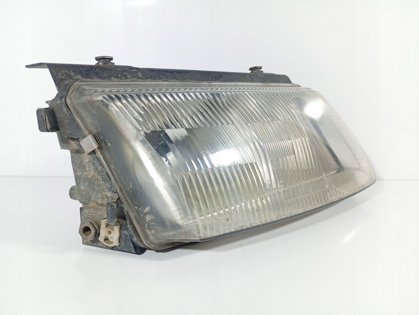 VW PASSAT B5 FL 00-05 REFLEKTOR light right front front OE 14742600