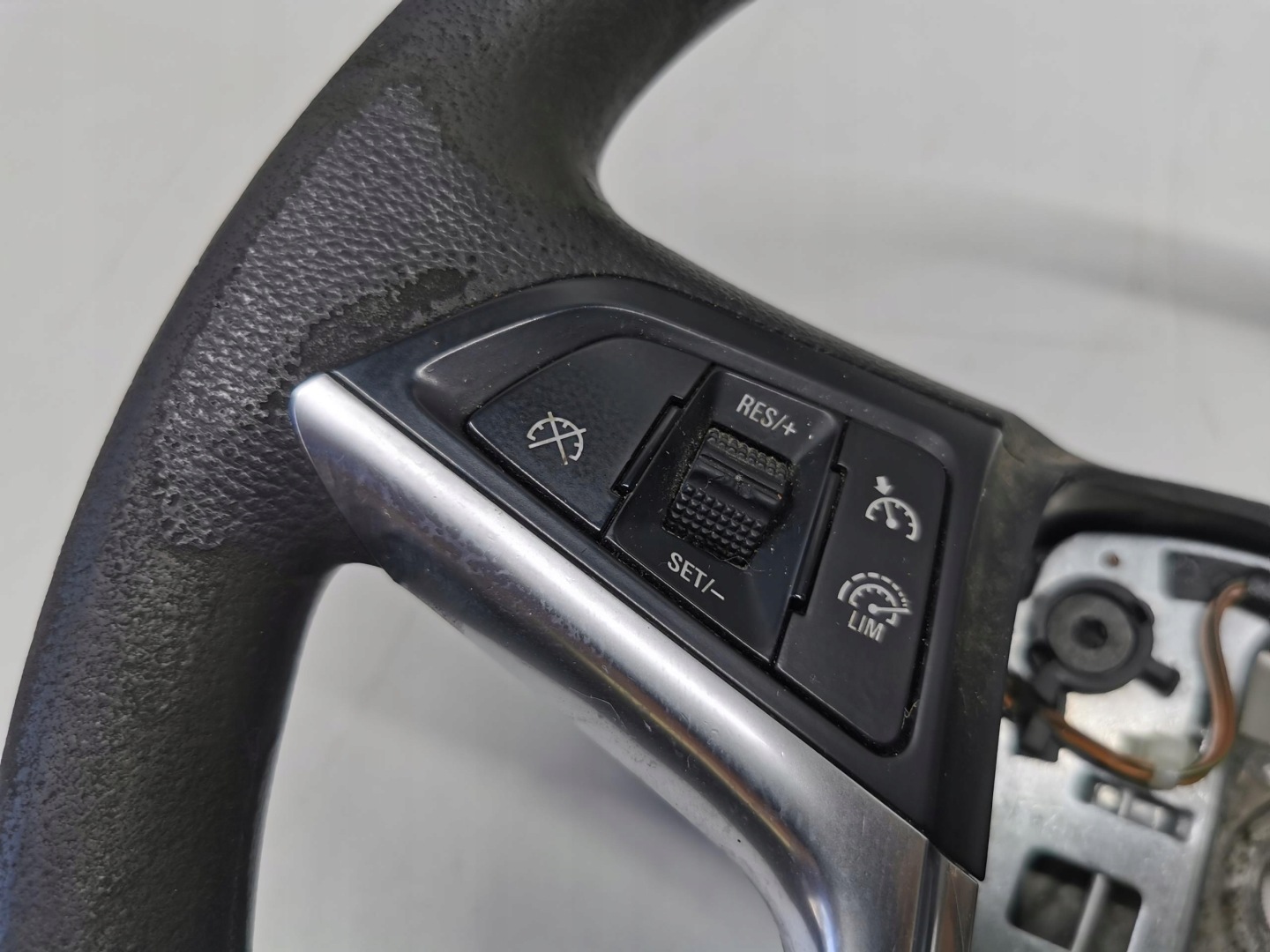 lenkrad MULTIFUNKCYJNA OPEL ASTRA J 13351039