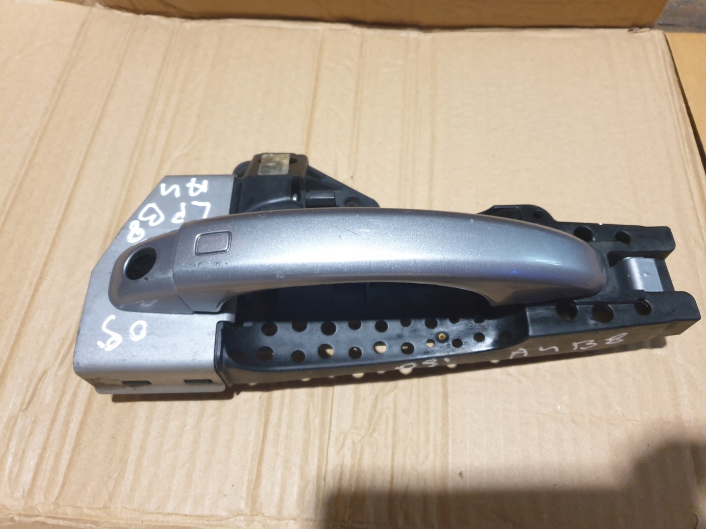 handle left front door AUDI A4 A5 B8 2008- 8T0837885A