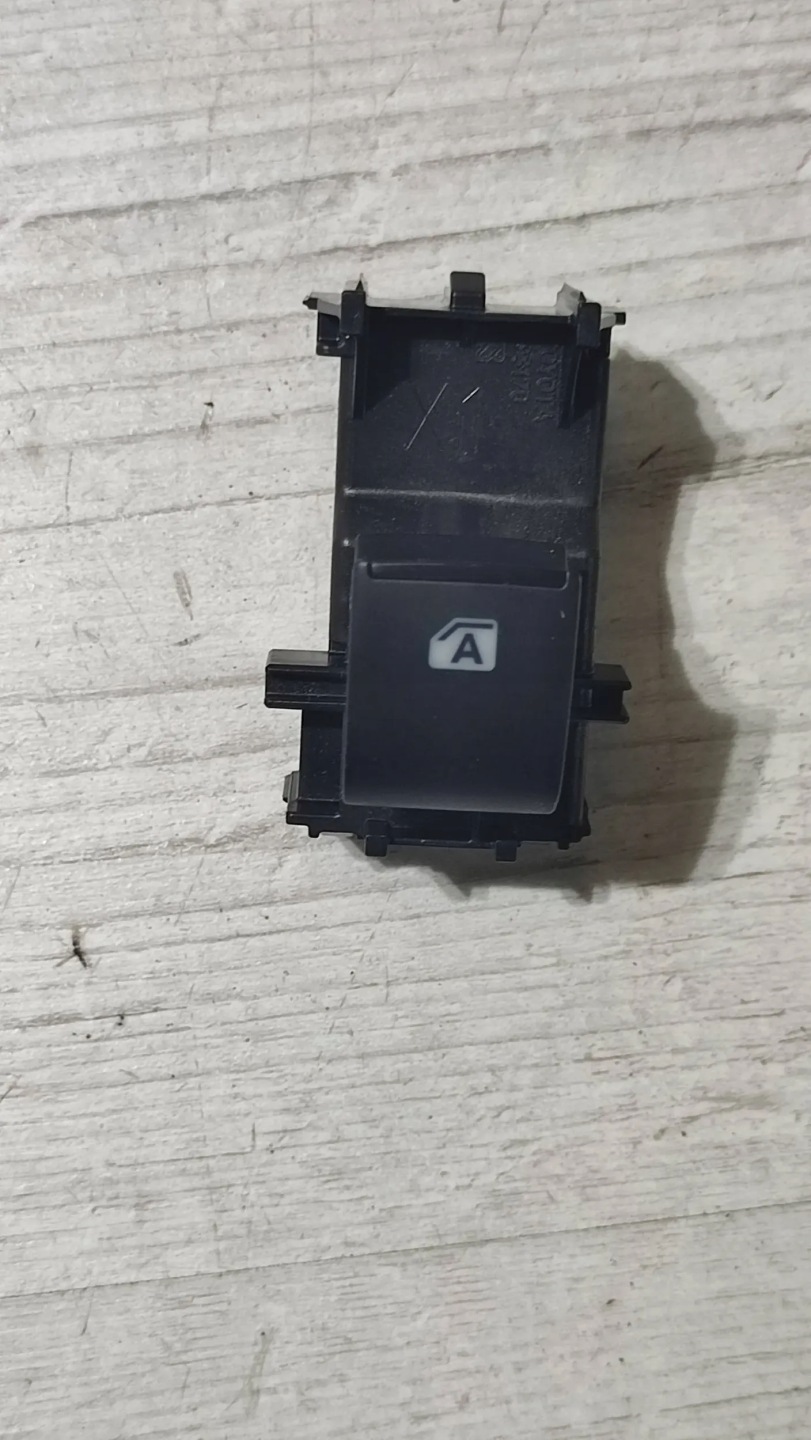Toyota C-HR and 1.2 19r button window control switch windows