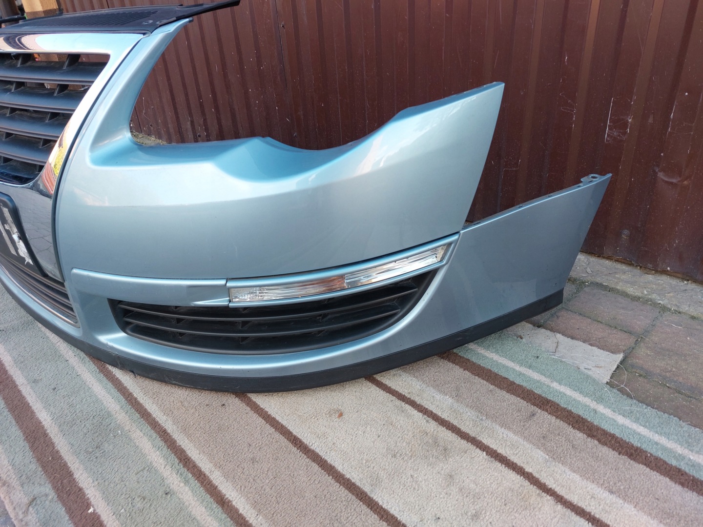 nárazník předek VW PASSAT B6 JASNO modrý