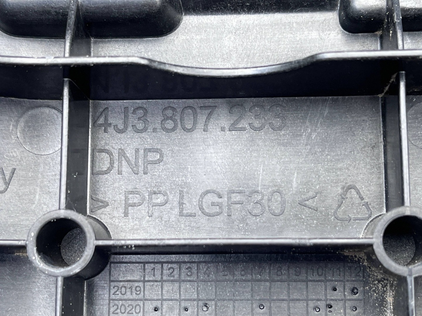 AUDI E-TRON GT 4J3 pillar bumper bracket front of the front 4J3807233