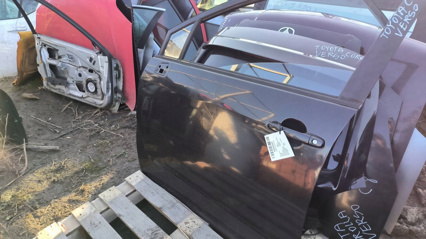 door left front 209 TOYOTA COROLLA VERSO