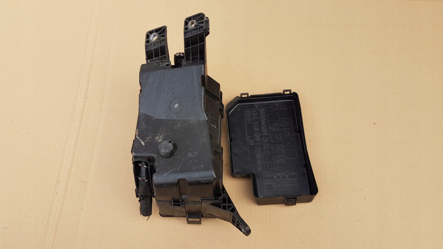 PUSZKA MODULE FUSIBLES R TOYOTA RAV4 06-12