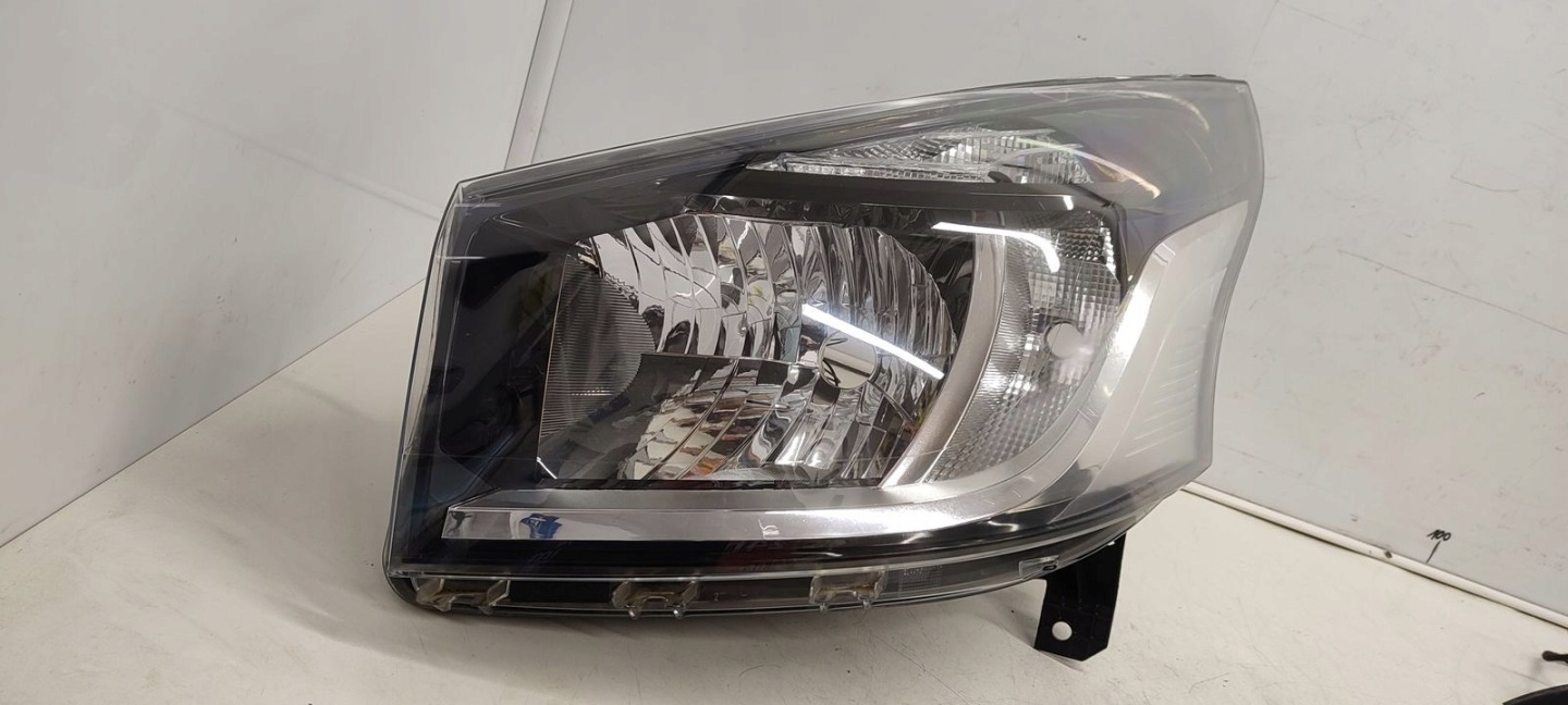 light front front left Renault Trafic III