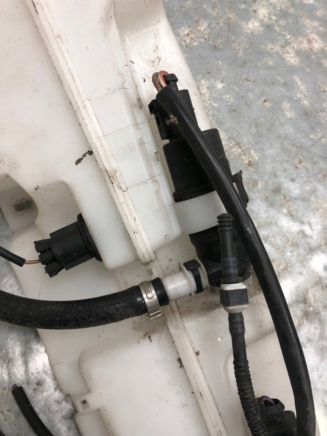 washer fluid tank AUDI A6 C6 KOMBI 4F0955453