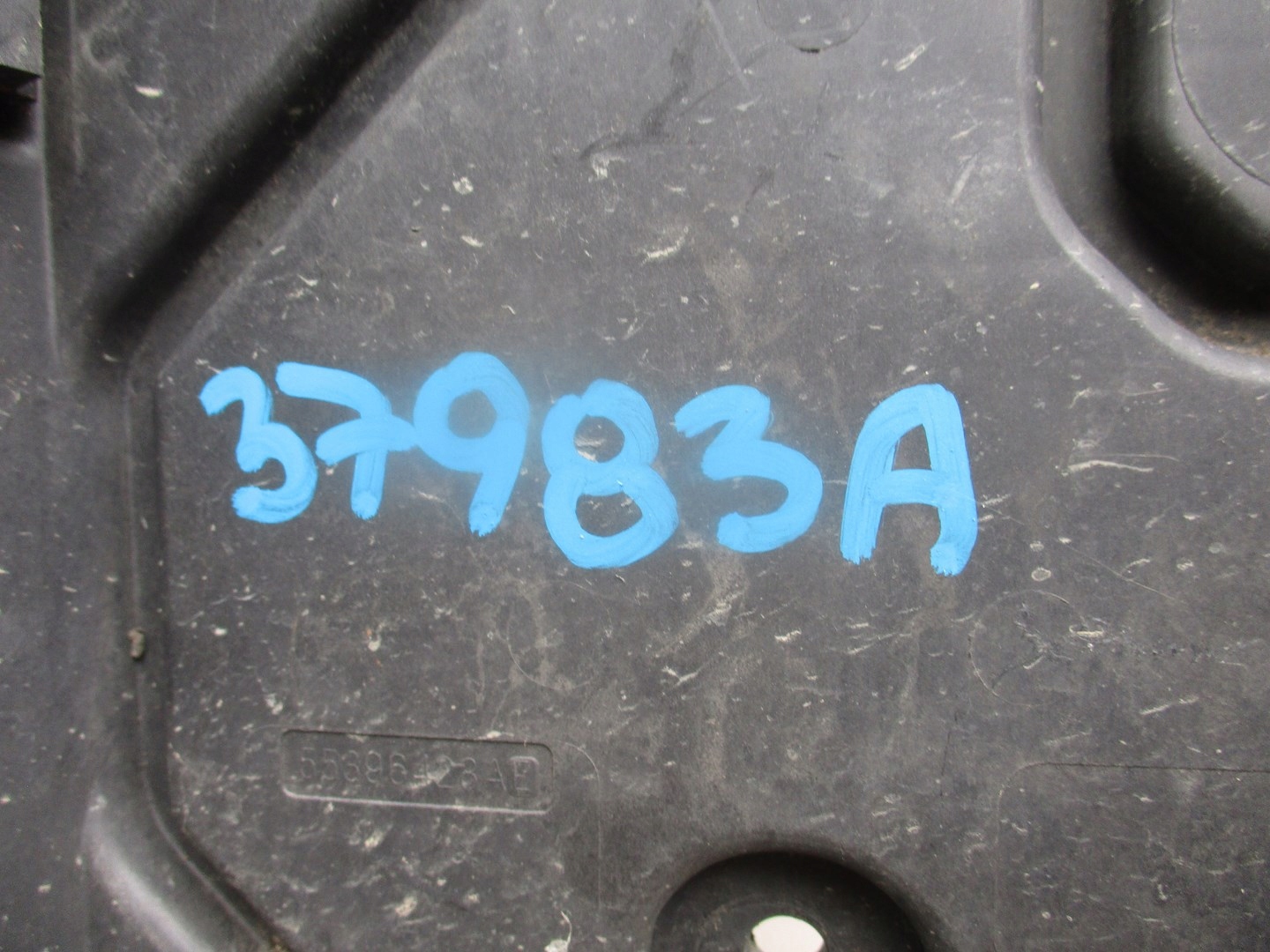 držač poklopač akumulatora 37983A
