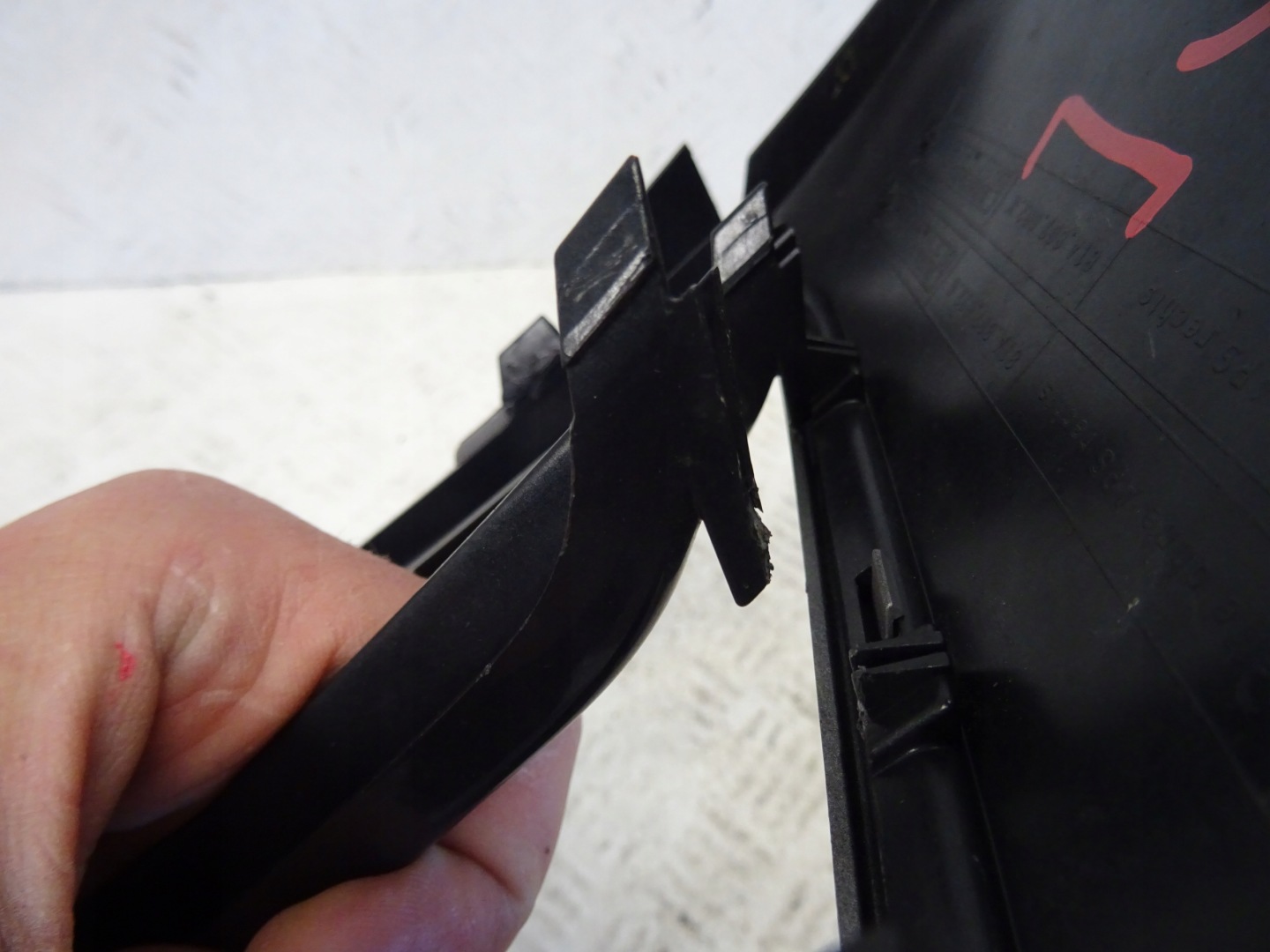 grid of a bumper front front right AUDI Q2 81A807682K