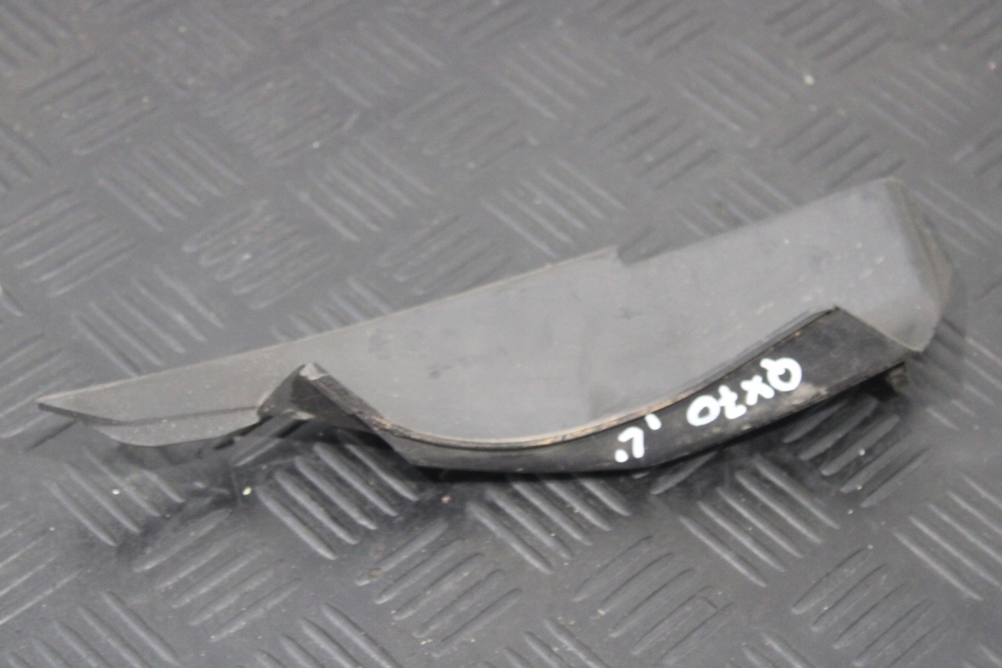 cover spoiler under the window left INFINITI QX70 66895-1CA1A
