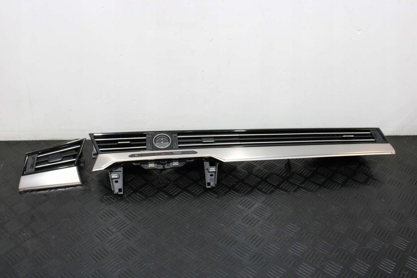 Moulage DEKORY NAWIEWY Console VW PASSAT B8 3G0 3G9