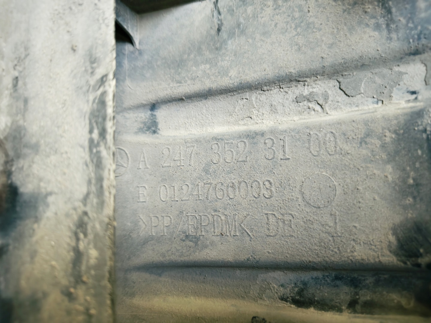 MERCEDES BENZ CLA C118 Blende Abdeckung des Querlenkers A2473523100